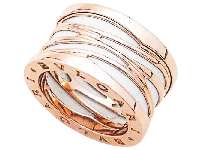 Anello Bulgari 'B.Zero1 Zaha Hadid' in oro rosa e ceramica bianca.