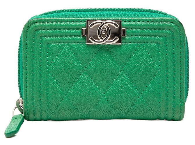Monedero Chanel Boy en cuero caviar verde