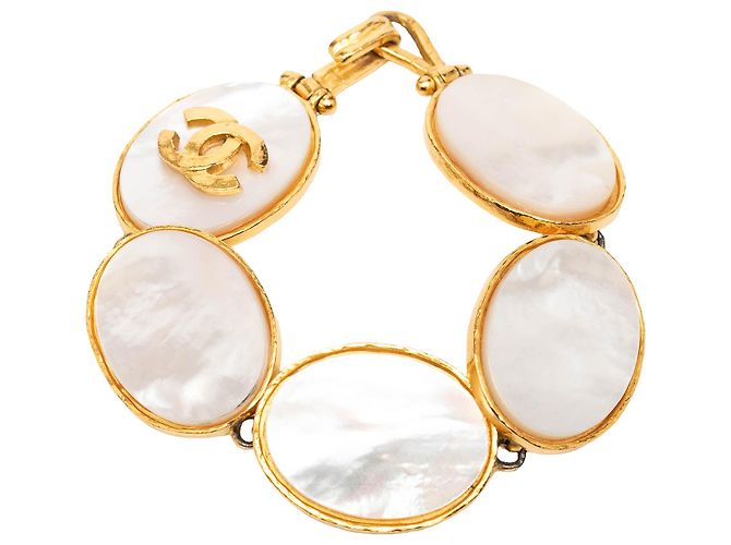 Pulseira de Cuff de Pérola Mãe com Banho de Ouro CC da Chanel Dourado