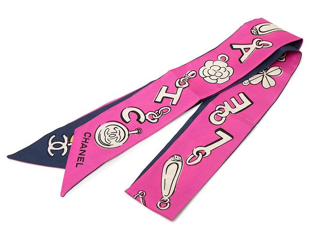 Bufanda Slim de Seda con Estampado Coco Charms Rosa de Chanel
