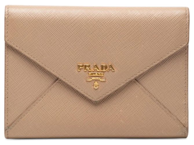 Billetera tríptico con letras Saffiano de Prada Beige