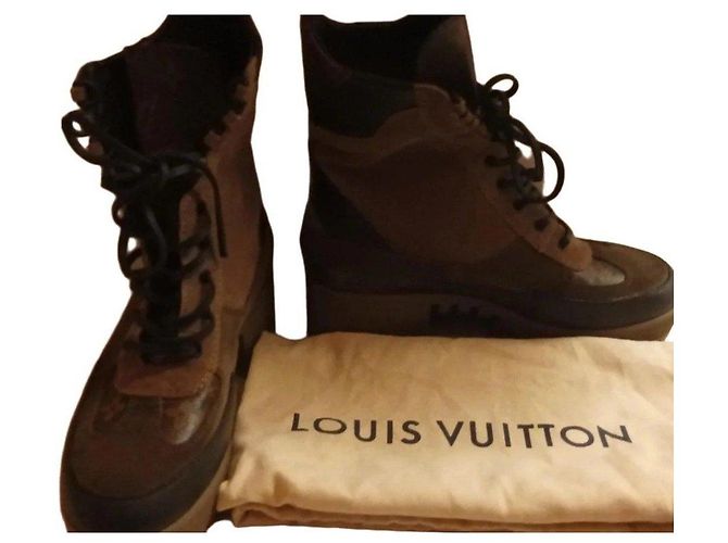 Botas Louis Vuitton em couro e camurça marrom