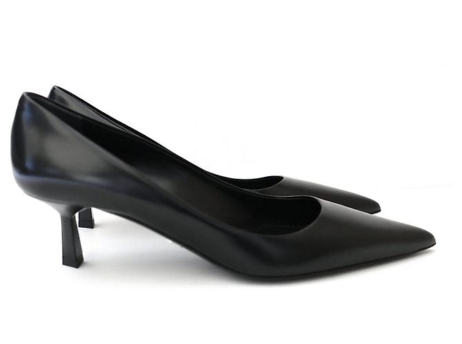 Escarpins à talons moyens pointus Prada en cuir noir
