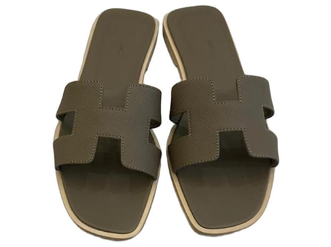 Hermès Oran Sandalen Epsom Kalbsleder Étoupe Grau