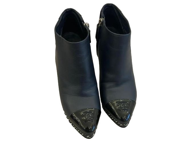 Botines Chanel de cuero negro con logo CC y cadena