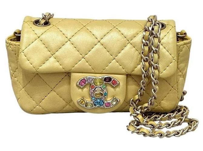 Bolsa flap extra mini em couro de cordeiro amarelo iridescente Chanel, usada