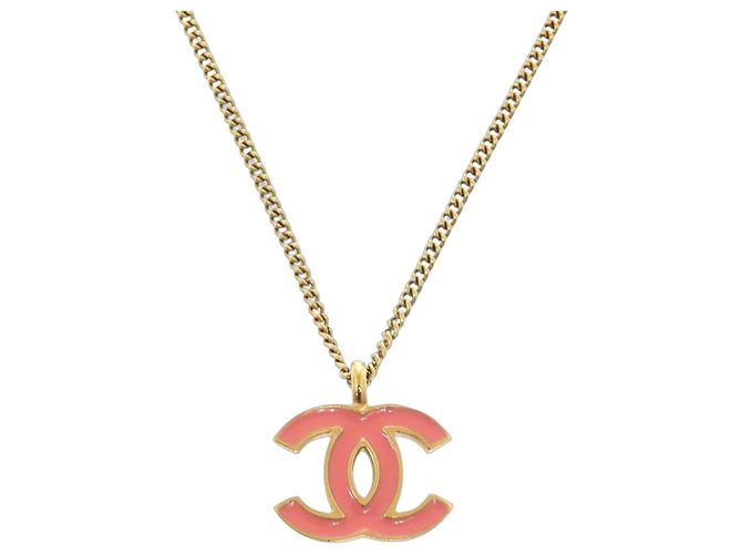 Collier pendentif en émail doré CC de Chanel