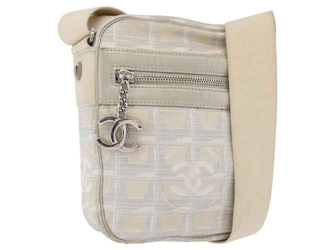 CHANEL Nuova linea da viaggio Borsa a spalla in nylon beige CC Auth ka3980A