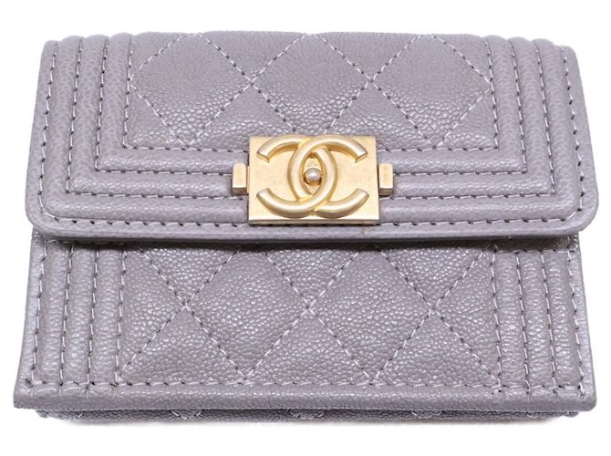Billetera compacta de tres pliegues Chanel Boy Castaño