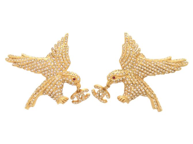 Brincos de metal dourado com strass em forma de águia Coco Mark da Chanel