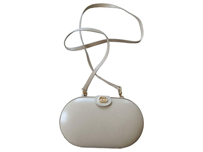 Gucci Bolsa de ombro oval em couro bege