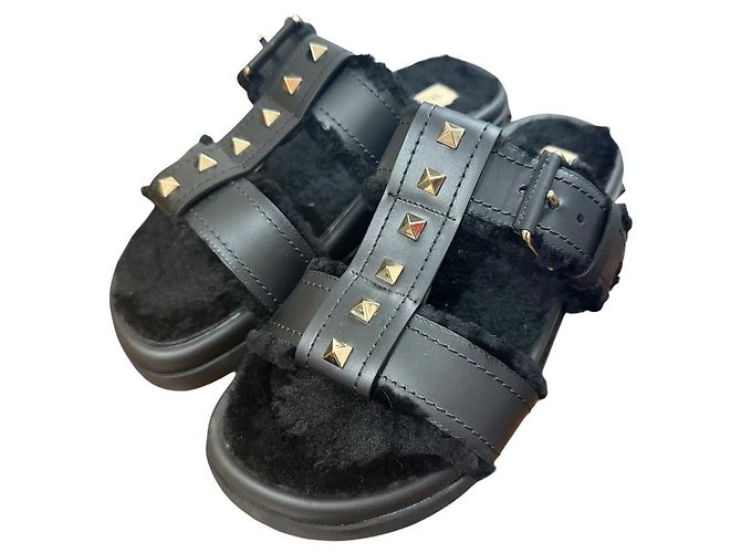 Sandalias de shearling Rockstud Valentino Garavani Negro