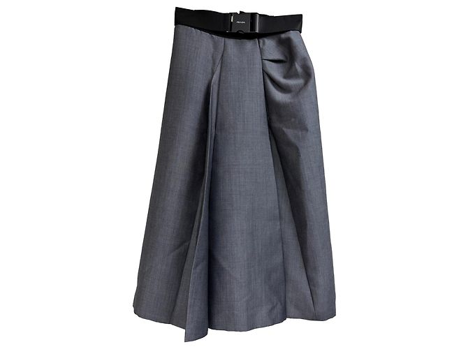 Saia midi com cinto em lã mohair cinza da Prada