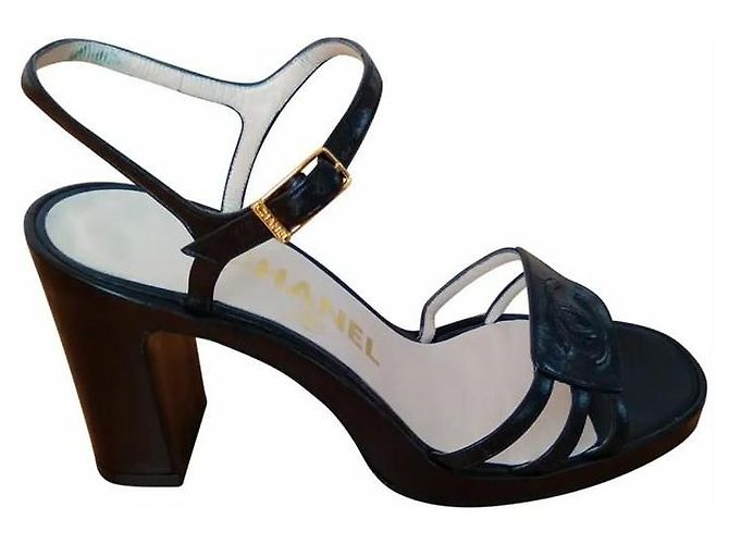CHANEL LEDERSANDALEN MIT CC-LOGO. Schwarz