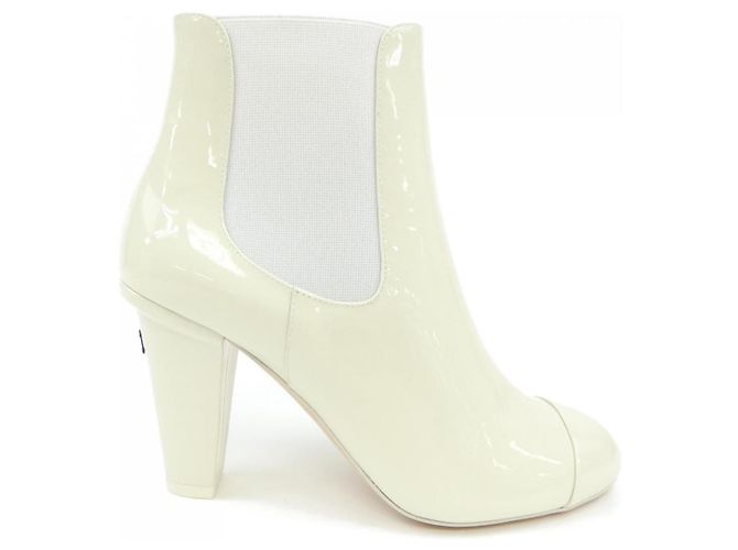 Timeless Botas de couro de bezerro envernizado Chanel Branco