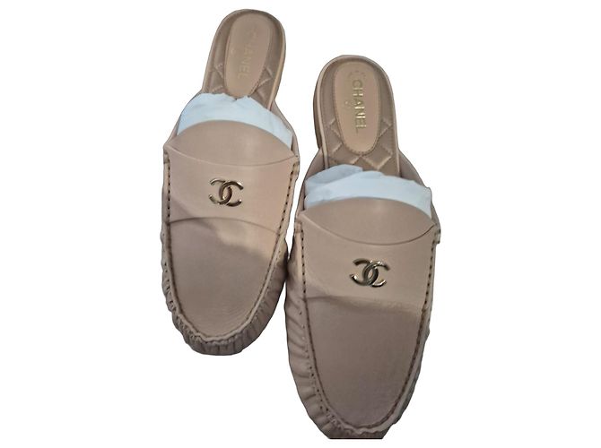Mules Chanel en cuir beige