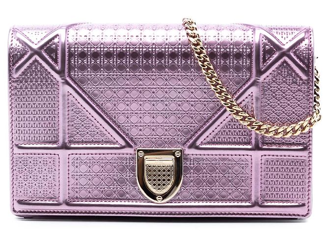 Cartera Diorama en microcannage metálico rosa con cadena