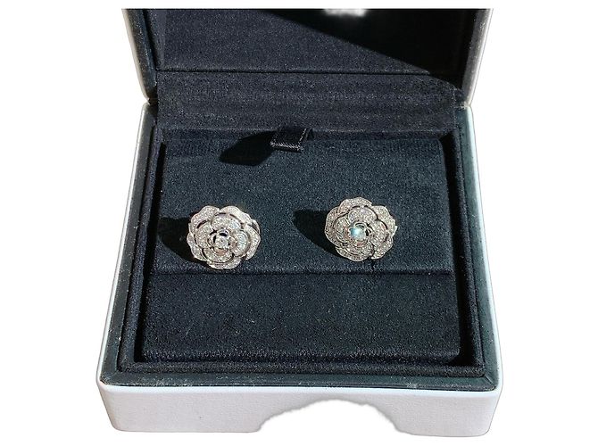 Pendientes Chanel Camelia de oro blanco y diamantes Plata