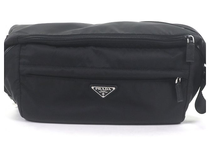 Sac à épaule Prada en polyamide recyclé noir avec plaque logo triangle