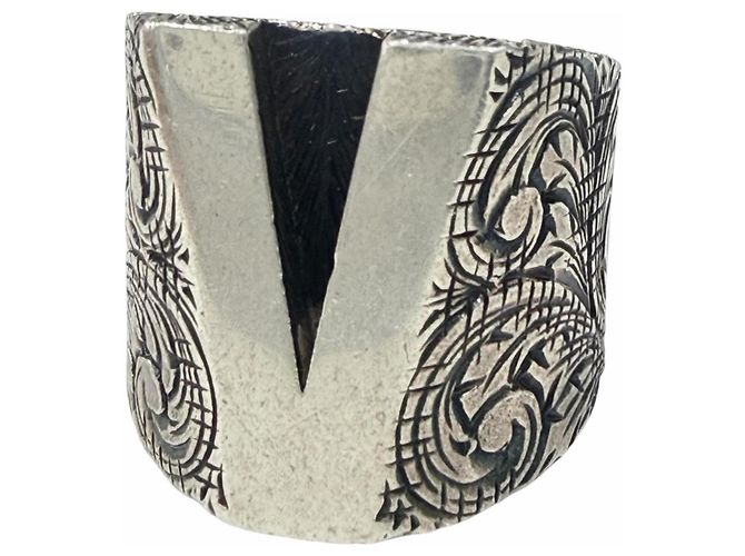 GUCCI Arabesque Alphabet V Letter Ring Silvery