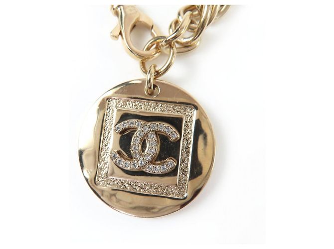 Collar Choker de metal dorado Chanel con marca Coco y strass