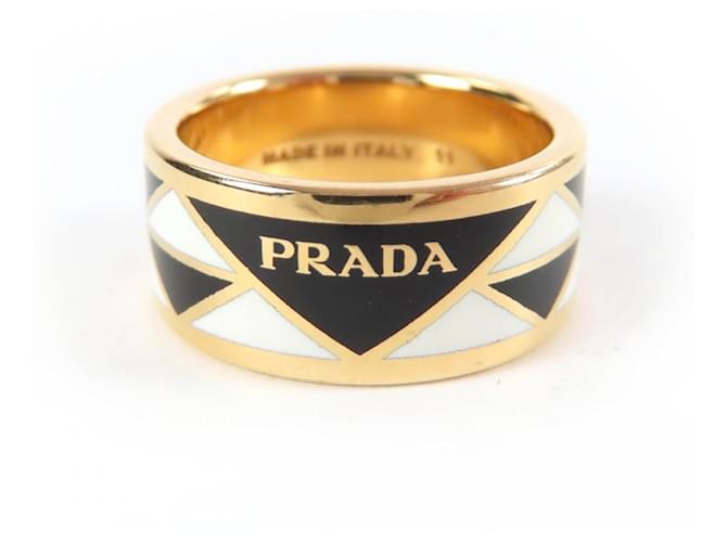 Anel com logo triangular Prada Preto Branco Dourado 