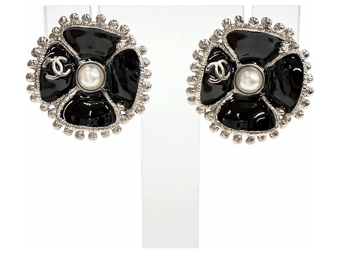 Chanel F23K ABC214 Kamelie Perlen Coco Mark Ohrringe Schwarz