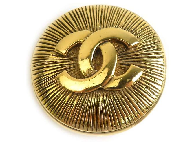 Broche de metal dorado Chanel
