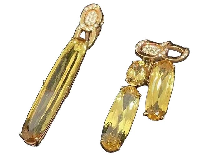Brincos Chanel de esmeraldas e diamantes Dourado