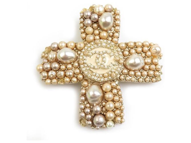 Chanel Goldbrosche mit Kunstperle Golden