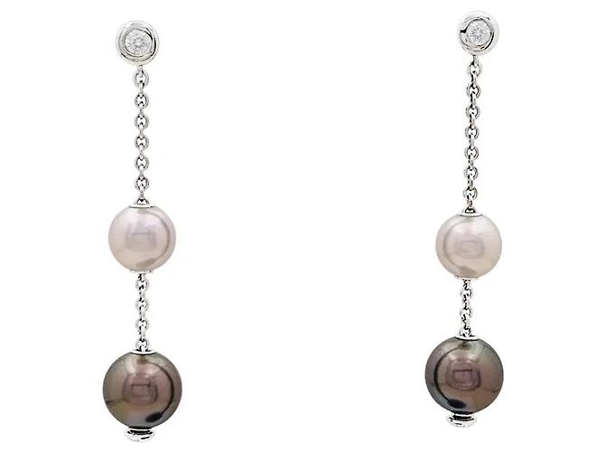 Brincos Mikimoto, ouro branco, pérolas e diamantes.