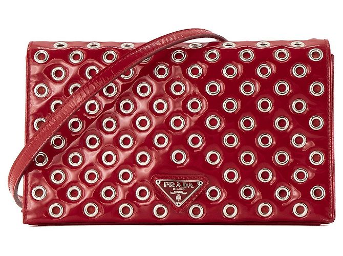 PRADA - Bolsa transversal Prada em couro verniz vermelho e ilhoses prateados