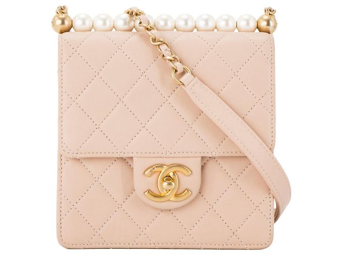 CHANEL - Bolsa transversal Pearl vertical Chanel em couro liso rosa e pérolas brancas