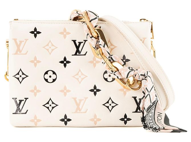 LOUIS VUITTON - Bolsa de Ombro Coussin PM Louis Vuitton em Couro Bege Edição Limitada