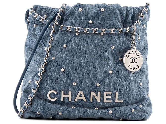 CHANEL - Bolsa transversal Mini 22 Chanel em denim azul e studs