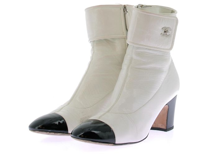 Chanel Botas de cuero charol blanco