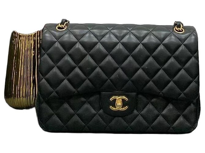 Bolsa Chanel de pele de cordeiro preta com corrente dourada Preto