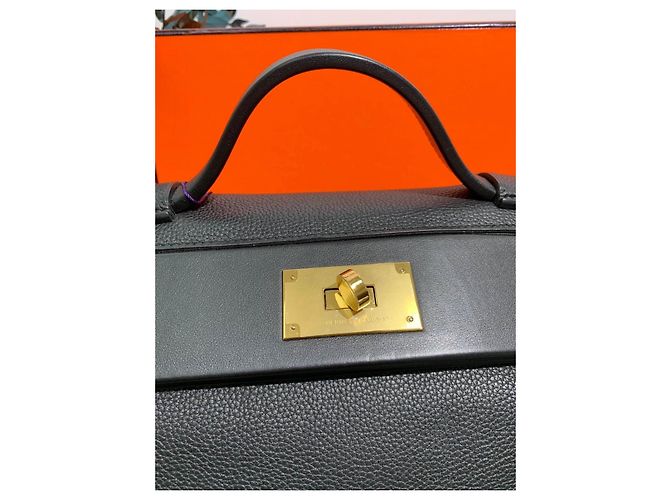 Bolsa de mão Hermès 2424 em couro preto com fivela dourada