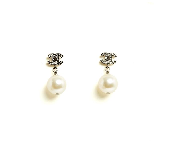 Chanel 24 Orecchini a Perno Piccoli CC con Perla Grande e Strass Argento