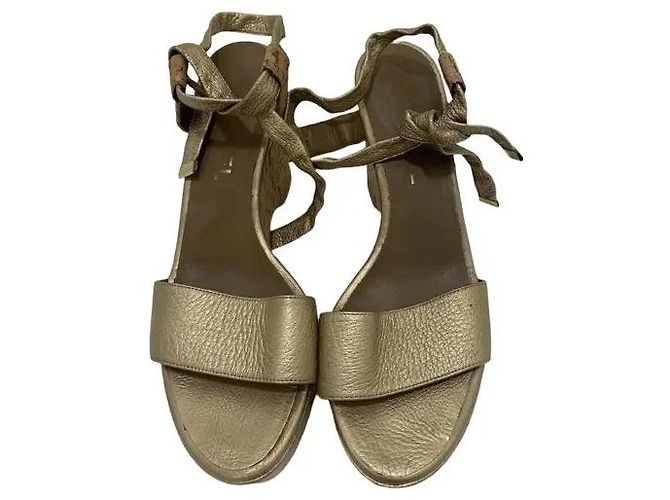 Sandali Chanel in pelle dorata e sughero D'oro