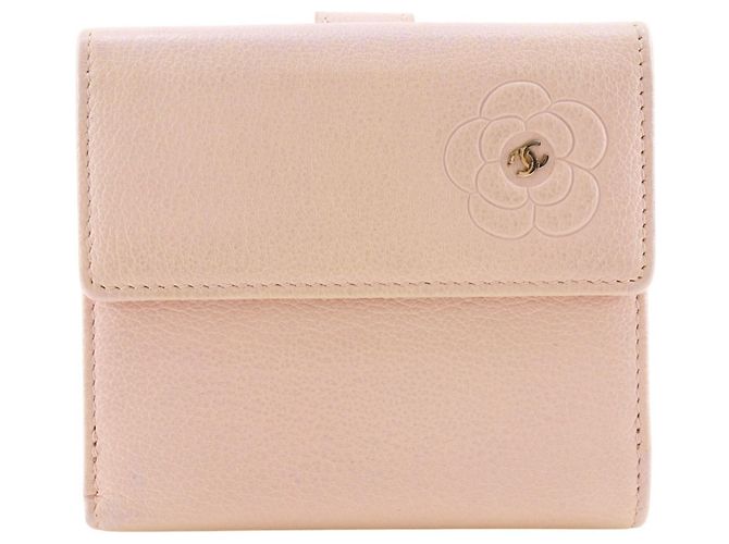 Cartera bi-fold Camelia de Chanel en cuero rosa