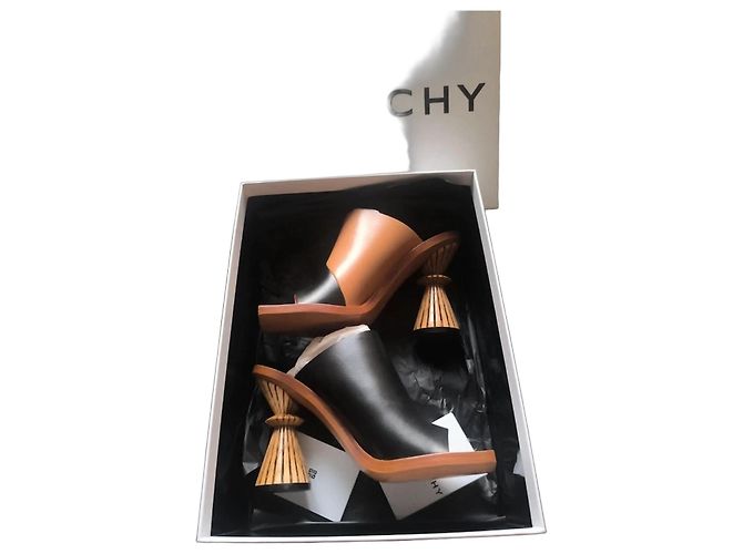 Sandali Givenchy in pelle marrone e nero 