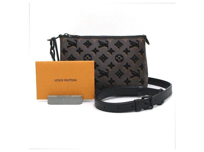 Louis Vuitton Bolsa transversal triangular Monogram Virgil Abloh Preto