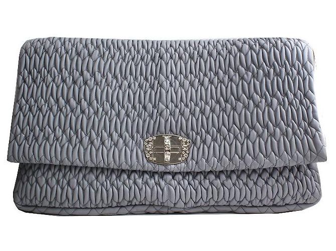 Miu Miu Große graue Stepp-Clutch Braun