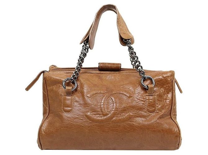 Chanel Bolsa de ombro grande em couro marrom com corrente CC