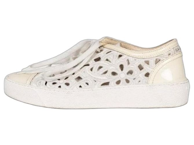 Baskets basses perforées blanches avec logo Chanel Taille 35,5 d'occasion
