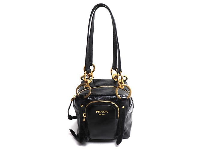 Sac à main en cuir noir Prada avec pendentif