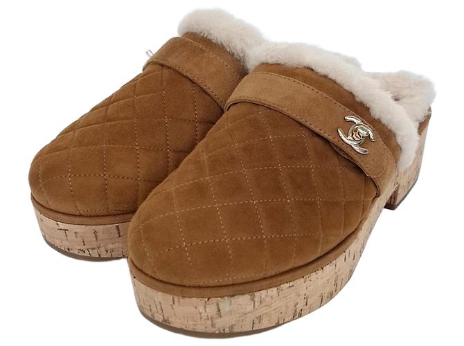Chanel Tamanco de camurça e shearling Marrom