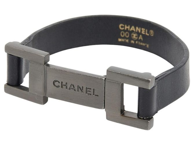 Pulseira charm com placa de logo Chanel Preto Prata