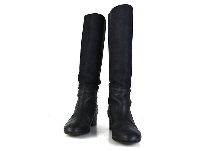 Chanel Botas de couro acolchoadas Preto